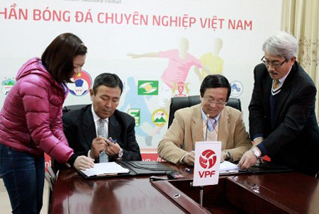 VPF đưa ra chế độ đại ngộ 200 triệu/tháng cho chuyên gia Tanaka (trái, áo đen)